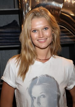 Toni Garrn at the Closed Store Hamburg,