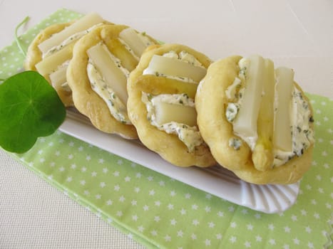 Small cakes with asparagus and cream cheese