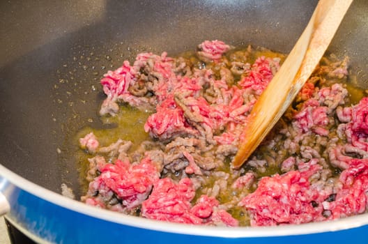 Fry fresh minced meat in the pan.