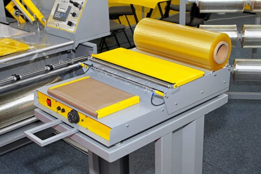 Machine for packaging in thermo foil plastic