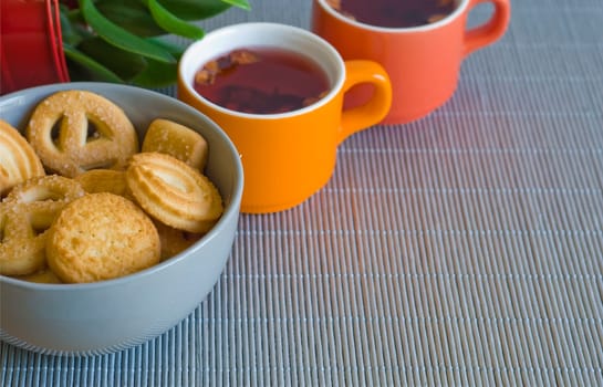 cups of fruit tea and cookies on a woven mat (shellow DOF