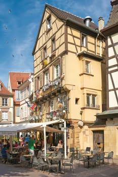 Restaurant with tourists from all over the world in the picturesque old town con Colmar in France