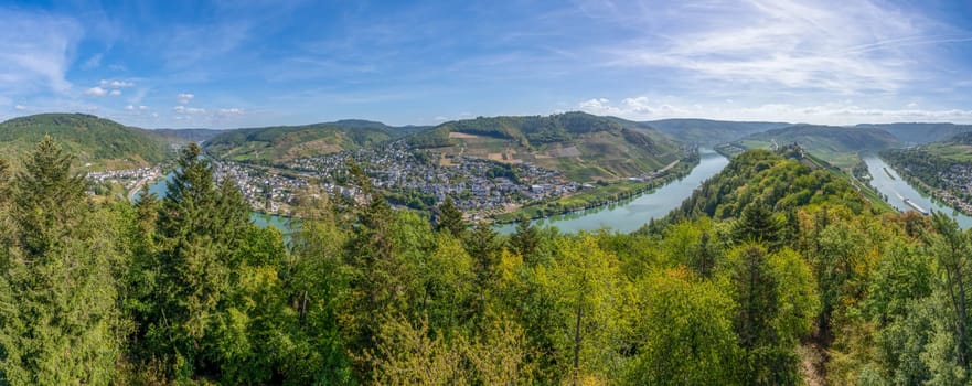 Spectacular, breathtaking panoramic view from the Prizenkop tower of the Moselle loop, the Moselle valley from Reil to the Bremmer Calmont, Zeller Hamm, the Hunsrück heights and the Kondelwald forest.