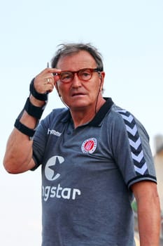 Take a close look: Trainer Ewald Lienen (Saint Pauli) - Test match Friedrichshafen: SC Freiburg - FC St. Pauli