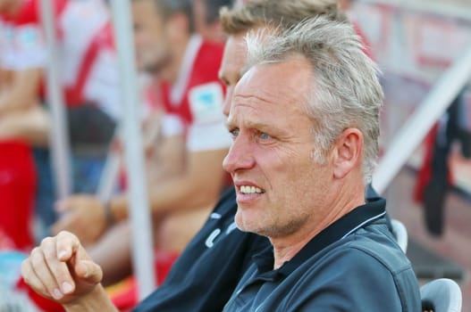Tensed on the sidelines: Coach Christian Streich (Freiburg) - Test match Friedrichshafen: SC Freiburg - FC St. Pauli