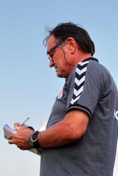 Akkribisch on the sidelines: Coach Ewald Lienen (Saint Pauli) at the test match Friedrichshafen: SC Freiburg - FC St. Pauli