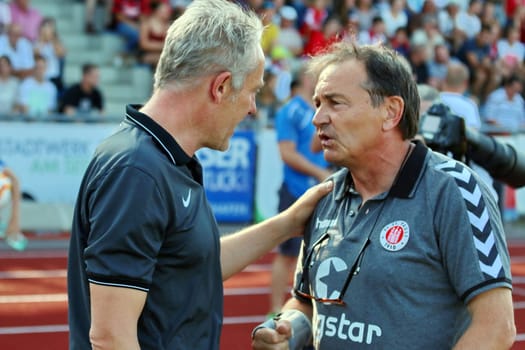 Two who understand each other: coach Christian Streich (Freiburg) and coach Ewald Lienen (Saint Pauli,right) at the test match Friedrichshafen: SC Freiburg - FC St. Pauli