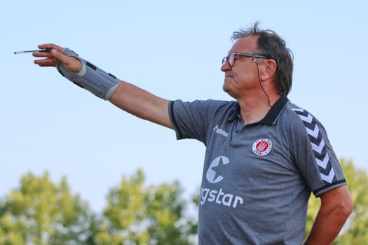 Coach Ewald Lienen (Saint Pauli) sets the direction - Test match Friedrichshafen: SC Freiburg - FC St. Pauli