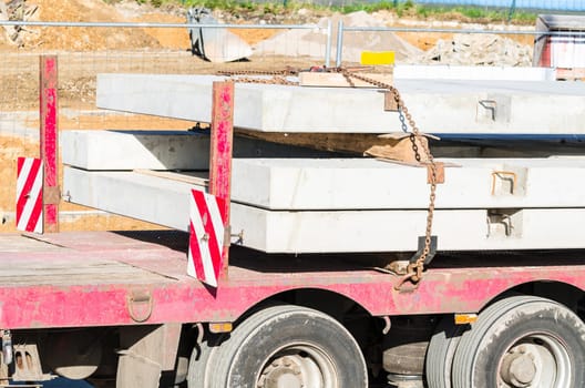 Semi-trailer semi-trailer with prefabricated concrete parts for prefabricated houses.