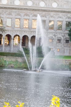Fontäne in der Ruhr in Mülheim an der Stadthalle am Ruhrufer...Fountain in the Ruhr in Mülheim an der Ruhr city hall, on the shore.