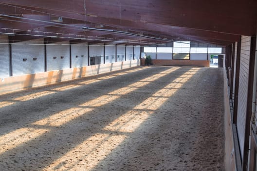 View into a riding hall. The riding hall is geeignet.es for dressage horses.