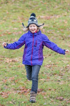 girl,runs,with open,poor,9 years,white,European