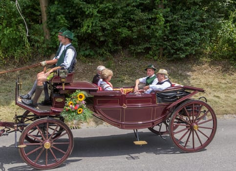 Florian Streibl sits in a carriage during the Leonhardi procession in Dietramszell.