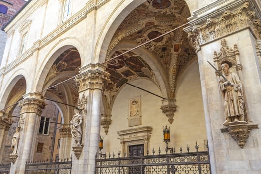 The Croce del Travaglio is the road center of the city of Siena, the meeting point of the three main streets