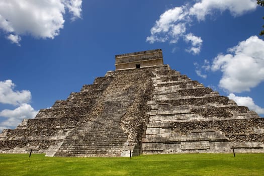 Ancient Mayan pyramid, Kukulcan Temple at Chichen Itza, Yucatan, Mexico