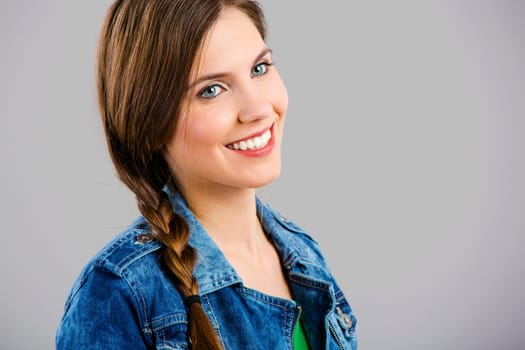 Portrait of a beautiful and astonished woman with boths hands on the head