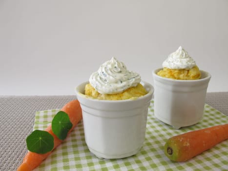 Carrotmug Mug Cake with cream cheese from the microwave