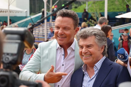 Two who understand each other: v.li. Stefan Mross (singer / presenter / entertainer) and Andy Borg (singer / presenter) in the ARD TV show "Immer wieder sonntags""."