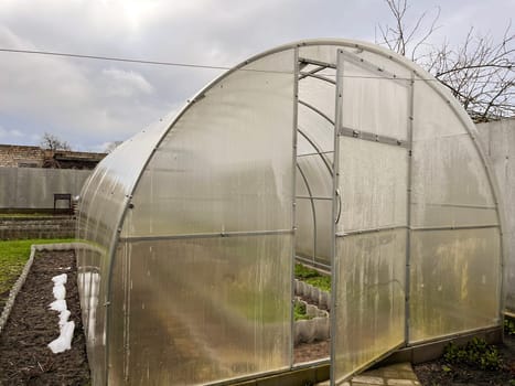 in early spring, the polycarbonate greenhouse is ready for use in the garden
