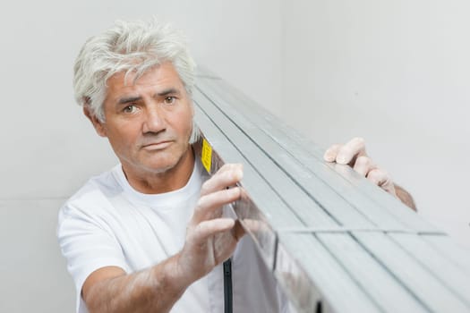 Builder carrying metal support