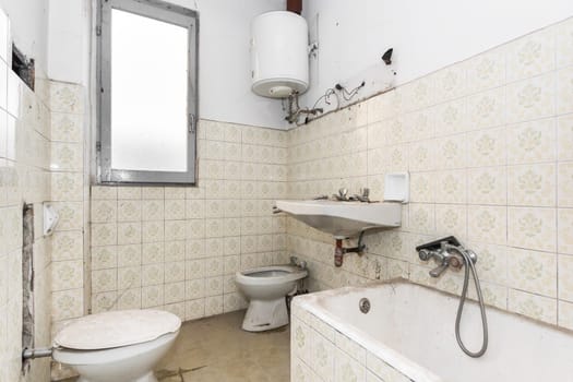 Dirty old bathroom in need of renovation, to renovate and modernize.