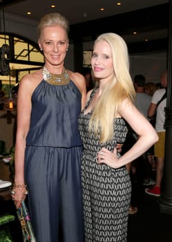 Petra von Bremen und Mirja du Mont ,.Wanawake Ladies Dinner im Restaurant Grace im Hotel Zoo Berlin