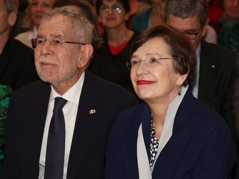 Bundespräsident der Republik Österreich Alexander Van der Bellen mit Ehefrau Doris Schmidauer beim Besuch auf der Leipziger Buchmesse am 27.04.2023