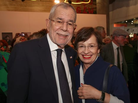 Bundespräsident der Republik Österreich Alexander Van der Bellen mit Ehefrau Doris Schmidauer beim Besuch auf der Leipziger Buchmesse am 27.04.2023