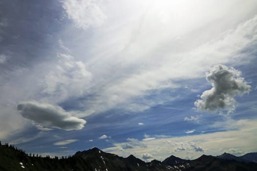 Interessante Wolkenstimmung über den Berggipfeln von Österreich