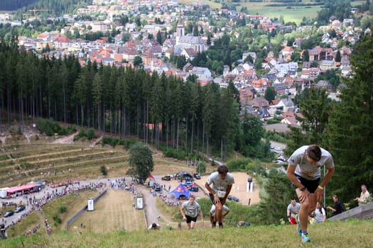 The participants at the Red Bull 400 - Germany premiere Titisee-Neustadt have the city of Titisee-Neustadt in their backs and the finish line in mind.