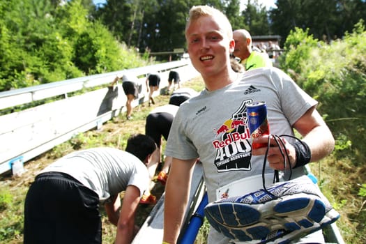 While some are still tormenting themselves to the finish line in the starting house,for the others the run at the Red Bull 400 - Germany premiere Titisee-Neustadt on the Hochfirstschanze is already finished