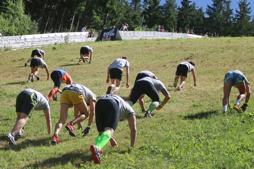 Already at the 200 mark the forces are dwindling - only on all fours it goes uphill at the Red Bull 400 - Germany premiere Titisee-Neustadt