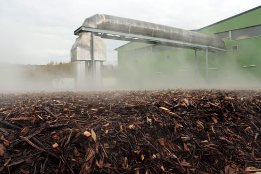 Abfallwirtschaftszentrum Kreis Euskirchen, Nordrhein-Westfalen, Deutschland, Mechernich - Wasserdampf steigt über der,Biofilteranlage des Kompostwerks auf. Darin wird der Geruch der Kompostierung durch Mikroorganismen herausgefiltert
