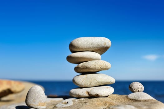 White gravel in the equilibrium condition  on the rock