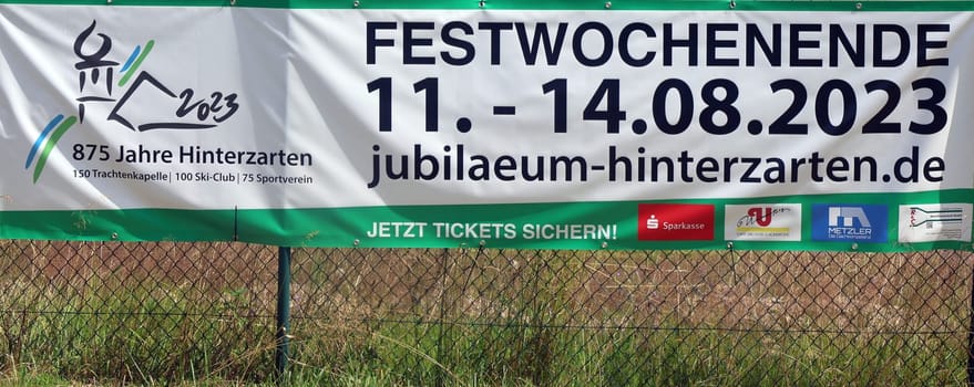 The countdown is on and large banners everywhere announce the big anniversary in Hinterzarten: The municipality of Hinterzarten (875 years),the Trachtenkapelle (150 years),the ski club (100 years) and the sports club (75 years) can look back on a long history. The small festival week begins with the tapping of the barrel on August 11 in the marquee on the church lawn and ends with a craftsman's squat on August 14,2023. The highlight of the festivities is the district costume festival with a big parade through the village on Sunday,August 13 at 2 p.m. (joh)
