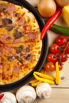 A couple of delicious pizzas, with raw tomatoes, green peppers and mushrooms