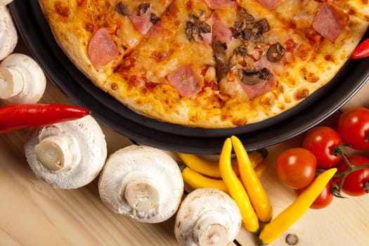 A couple of delicious pizzas, with raw tomatoes, green peppers and mushrooms