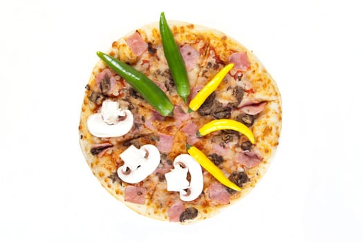 A couple of delicious pizzas, with raw tomatoes, green peppers and mushrooms