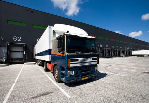 Loading bay for loading and unloading trucks
