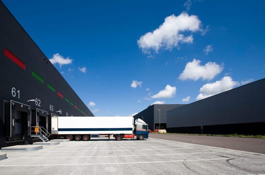 Loading bay for loading and unloading trucks