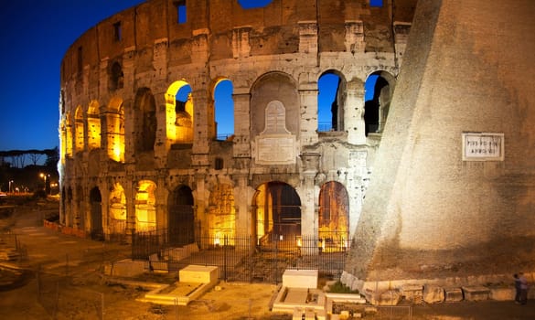 Love in the Ruins, Colosseum Lovers, Night Rome Italy