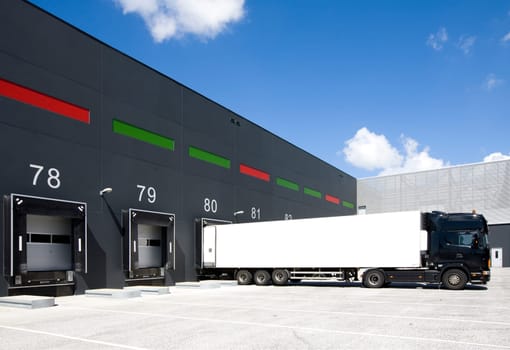 Loading bay for loading and unloading trucks