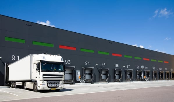 Loading bay for loading and unloading trucks