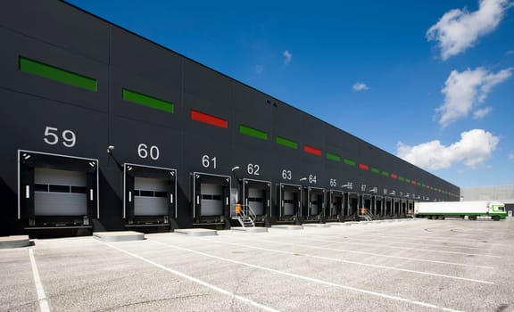 Loading bay for loading and unloading trucks