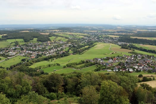 Blick vom Bergfried Burgruine Olbrück über Niederdürenbach und Oberzissen richtung Rheintal, Rheinland-Pfalz, Deutschland, Niederdürenbach