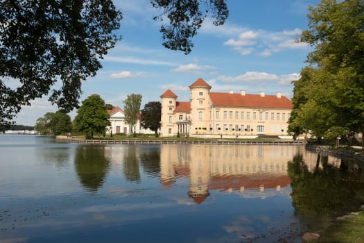 Schloss Reinsberg mit vorgelagertem See.