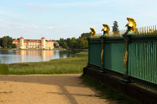 Schloss Reinsberg im Hintergrund und Zaun des Obelisks.