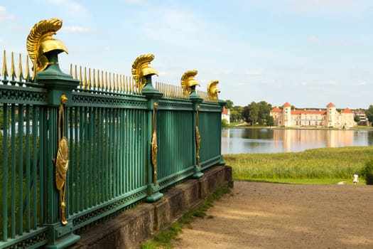 Schloss Reinsberg im Hintergrund und Zaun des Obelisks.