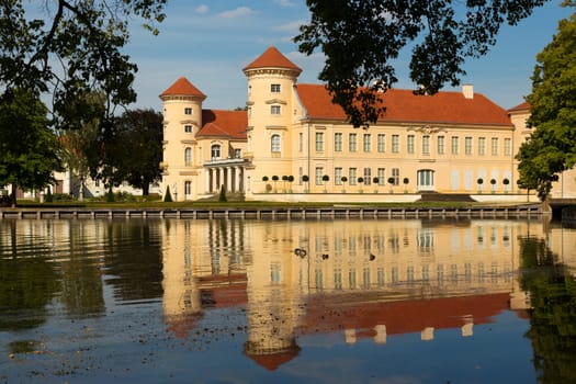 Reinsberger Schloss im Sonnenschein am Grienericksee.