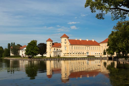 Reinsberger Schloss im Sonnenschein am Grienericksee.